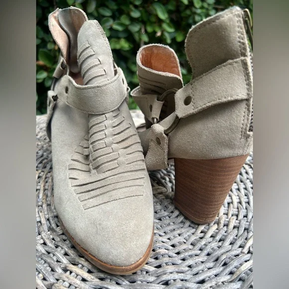 Seychelles Women's Beige Suede Ankle Booties 8 - Picture 4 of 6